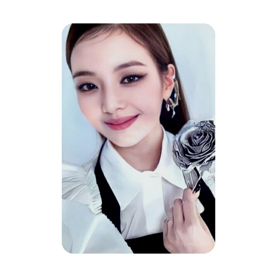 ITZY (있지) ALBUM - [CHECKMATE] (STANDARD EDITION : OPENED ALBUM) (C PHOTOCARD VER)