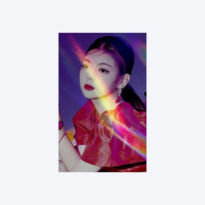 ITZY (있지) - [GUESS WHO] : (OFFICIAL HOLOGRAM PHOTOCARD)