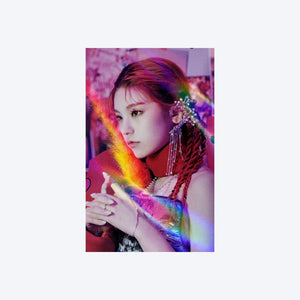 ITZY (있지) - [GUESS WHO] : (OFFICIAL HOLOGRAM PHOTOCARD)
