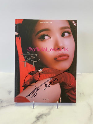[AUTOGRAPHED CD] SOLAR (솔라) 1ST MINI ALBUM - [容 : FACE] (ONLINE ONLY) - EVE PINK K-POP